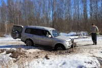 depositphotos_68195949-stock-photo-car-stuck-on-ice-road.jpg