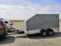 Сам прицеп весит 400кг.