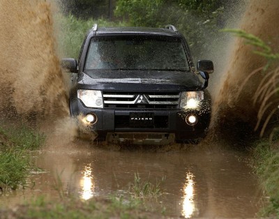 Mitsubishi Pajero в грязи.jpg