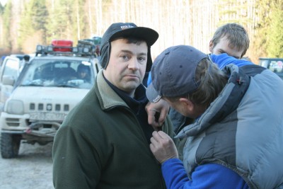 Дядя Паша вручает Скитальцу памятный значек ДР Паджеро клуба