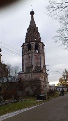 Разрушающийся храм в Солигаличе