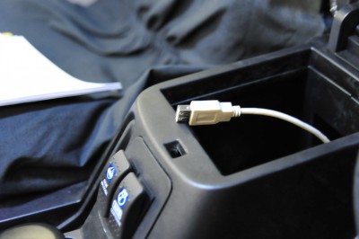 Разъем для iPod вывели в подлоготник.jpg