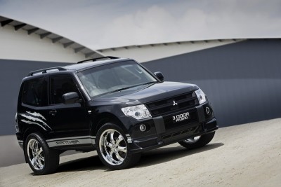 2008_Mitsubishi_3-door_Pajero_02.jpg