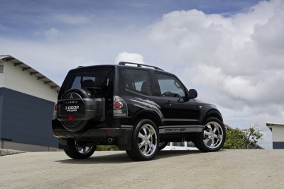 2008_Mitsubishi_3-door_Pajero_03.jpg