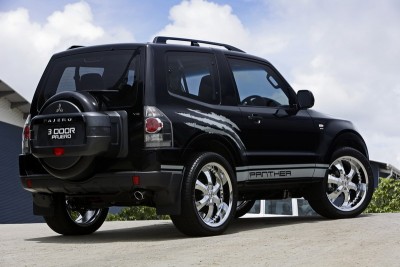 2008_Mitsubishi_3-door_Pajero_04.jpg