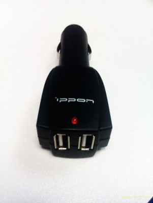 Такую штуку прикупил в магазине за 150 рубрей. Цена что с одним USB что с двумя одинакова. Ну а так как возможно еще кому нить понадобится зарядка, то выбрал с двумя.