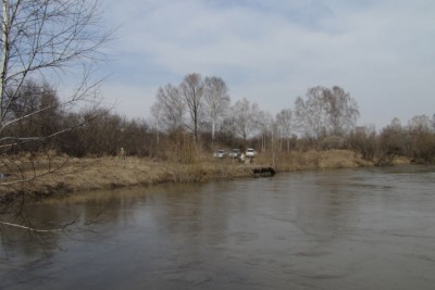 у реки