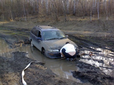 1.jpg (87.5 КБ) 421 просмотр машина села брюхом, а чтобы добраться до "уха" не запачкав штаны... мужик запаску использовал.