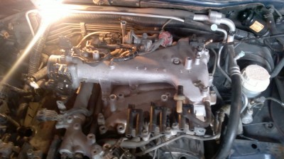 2.jpg (212.12 КБ) 12011 просмотров откручиваем коллектор. с левой стороны снимаем пластину которая держит щуп АКПП и сдерживает блок головку с коллектором. Тросик газа,топливные трубки, шланг с вакумника. А так же с левой стороны трубку от ЕГР. Шланги охлаждения с дроселя.