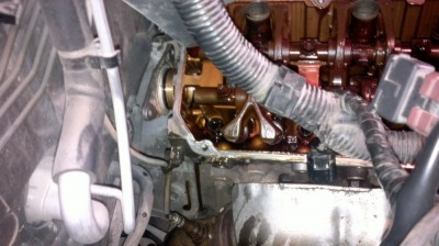 7.jpg (196.29 КБ) 12011 просмотров Ставим обратно крышку. Заодно поменял свечи и провода. Под прокладкой тоже помазал герметиком и так же кольца колодцев промазал.