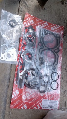 14.jpg (696.29 КБ) 12011 просмотров Ремкомплект вышел дешевле целиком, нежели если брать по отдельности. Оригинала не искал даже, т.к. в прошлом году я все это же делал, прокладки оригинал за год стали дубовые и клапанной крышки даже при згибании ломалась.