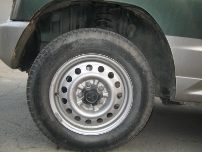 переднее левое колесо 175/80 R15 родной размер