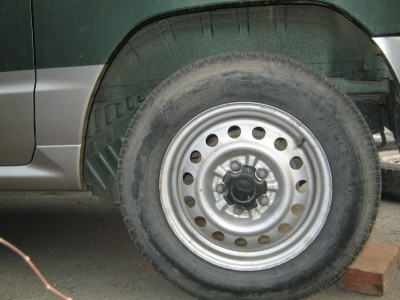 заднее левое колесо 175/80 R15 родной размер