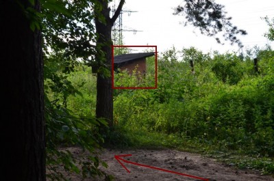 С правой стороны будет небольшая постройка на частном огороде-это ориентир когда сворачивать в лес