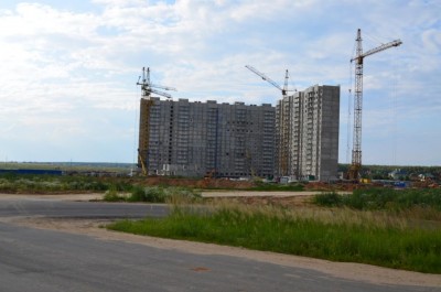 С правой стороны стройка и забор, проезжаем мимо, по прямой...
