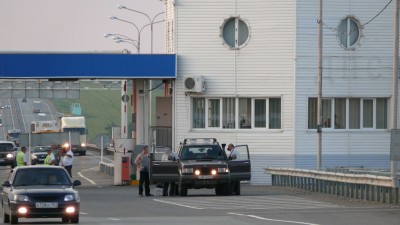 Недалеко после Ростова на посту Кущевской Серегу застопили гайцы и мурыжили минут 15. Я думал уже что их вообще дальше не отпустят. Серега сказал, что гайцы сильно хотели каких нибудь таблеток найти. У Сереги с собой не было и расстроенные гайцы остались ни с чем.