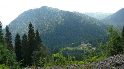Вид сверху на базу отдыха на источнике