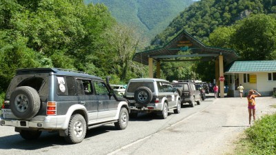 Въезд колонны в парк.