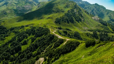 Там в далеке стоят наши машинки. Как же тяжко лазить по горам пешком  в жару :)