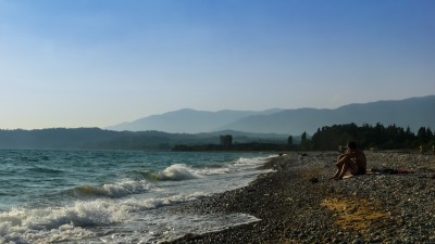 Наш пляж. Слава отдыхает.<br />В далеке виднеется брошенное задание какой-то многоэтажки.