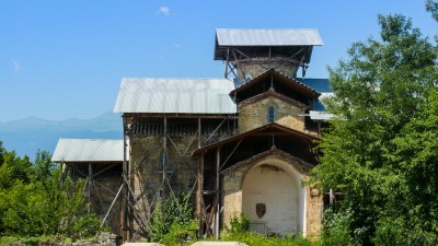 Древний храм. Над ним соорудили современную крышу, чтобы продлить жизнь многовековому строению.