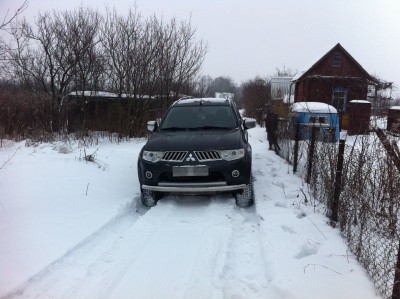Вот такую пробивали колею. Задом, потому что возле дачи не развернуться.