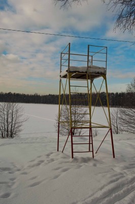 Место для купания. Каждый сам себе делает прорубь или дорожку