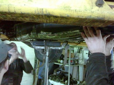 Устанвливаем бак на место и покрываем снизу антикором