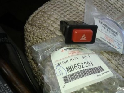 поломанная лично при попытке замены лампочки кнопка аварийки подверглась замене
